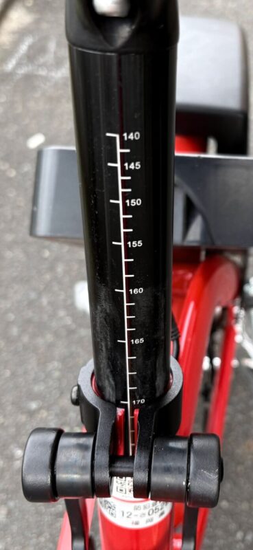 サドルの支柱にはおそらく身長に対応した目盛りがあるので、自分にあった高さに調整する