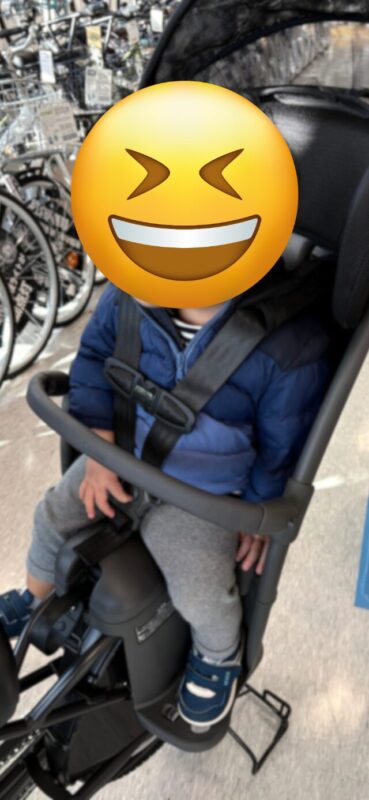 初めての自転車チャイルドシートでご満悦の子ども