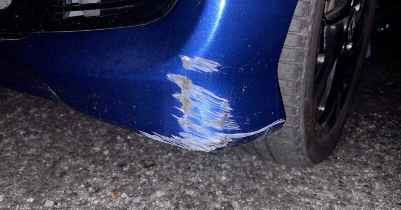 縁石に乗り上げてフロントバンパーにガッツリ傷が入りました。