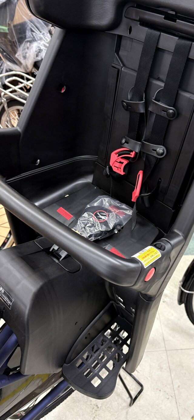 ギュット・アニーズ・DX・26標準のチャイルドシート。リール式シートベルトと開閉が簡単なバーを備えている。