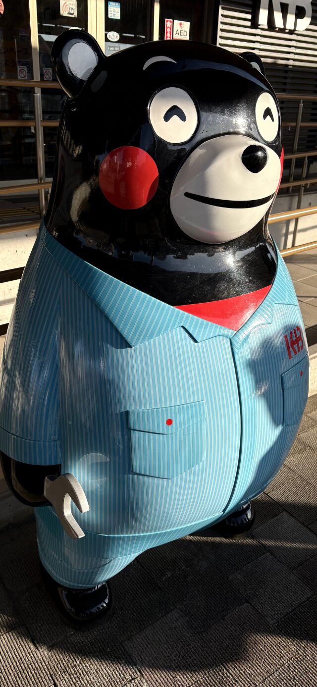 肥後大津駅にあるくまモンの立像(労働者スタイル)