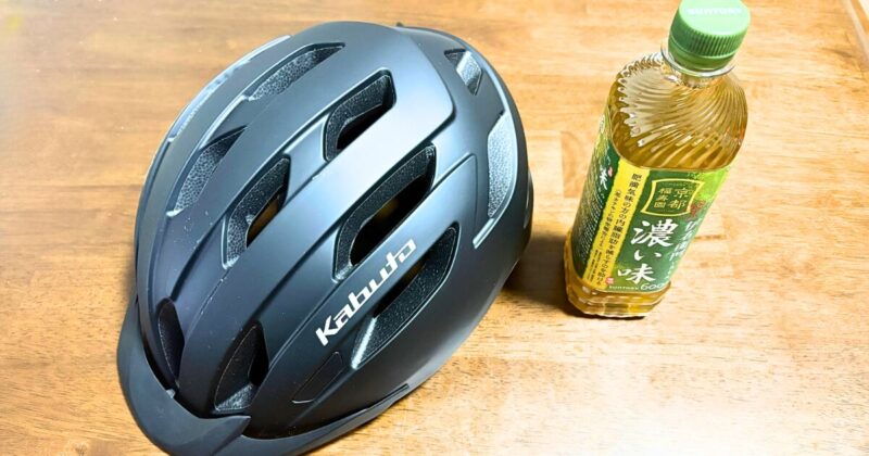 ヘルメットのサイズ感。600mlペットボトルとの比較。サイズは大きいが、320gと軽量です。