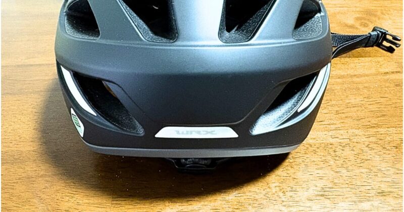 ヘルメットの後部にリフレクター（反射板）が付いていました。 冬場の帰宅時には、真っ暗になってしまうので、後続車からの視認性という点で、あるのとないのでは、大きく変わってきます。