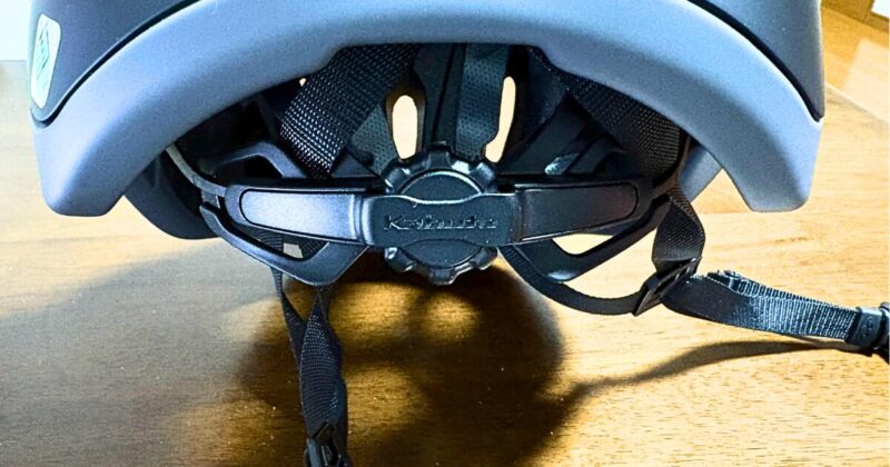 ヘルメットの後部に、ダイヤル式のアジャスターが付いており、サイズ調整が簡単です。 私は大きめサイズを買ったので、締め付けておかないと、逆にヘルメットがズレてしまうのですが、しっかりと頭にフィットさせることができるので、運転中にズレることもありませんでした。