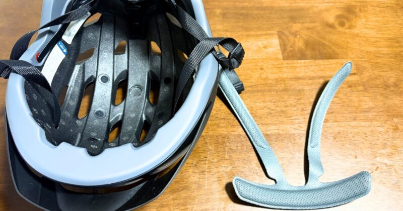 ヘルメットの内部にはパッドが付いていますが、マジックテープになっており、取り外すことができます。 夏の暑い時期など、汗を吸ったパッドを洗濯できるのは、衛生的です。