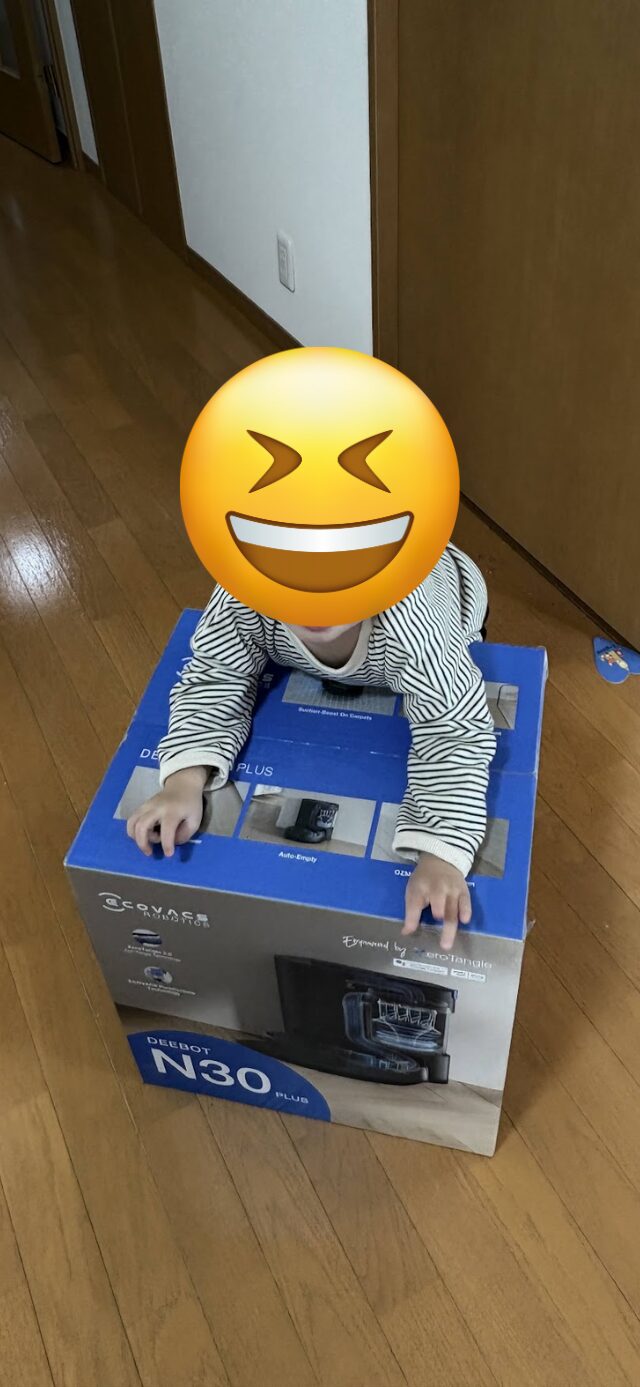 ロボット掃除機の外箱のサイズ感。2歳の息子の子どもと比較。