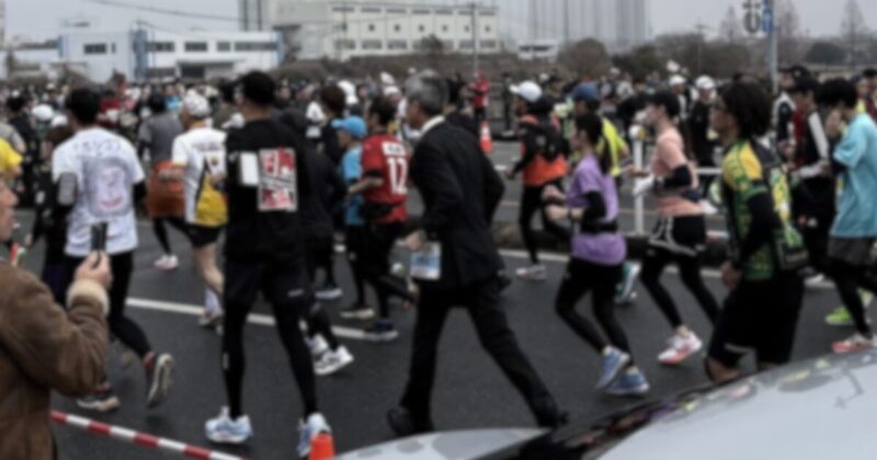 バッチリスーツスタイル(シューズはランニングシューズ)