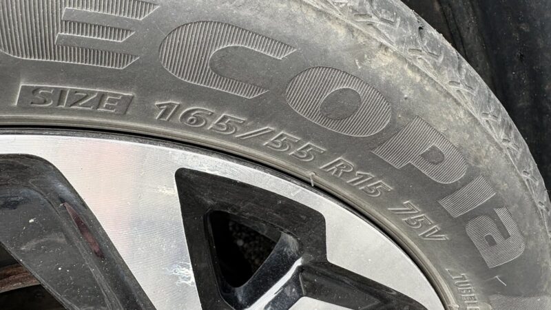 タイヤメーカーによっても若干異なりますが、タイヤの側面に刻印がされているのです。